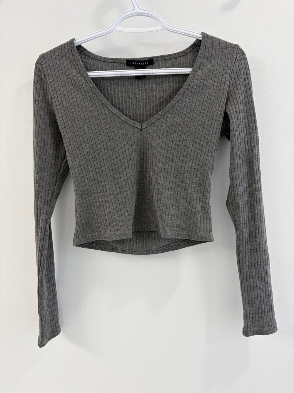 Ribbed V-Neck Long Sleeve Crop Top in Gray - Medium